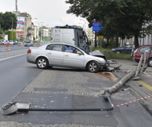 Opel uderzył w latarnię. Kierowcę wyciągali strażacy
