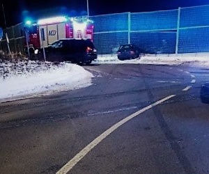 Olsztyn. Pijany 24-latek rozbił BMW. Samochód dosłownie wbił się w ekran akustyczny 