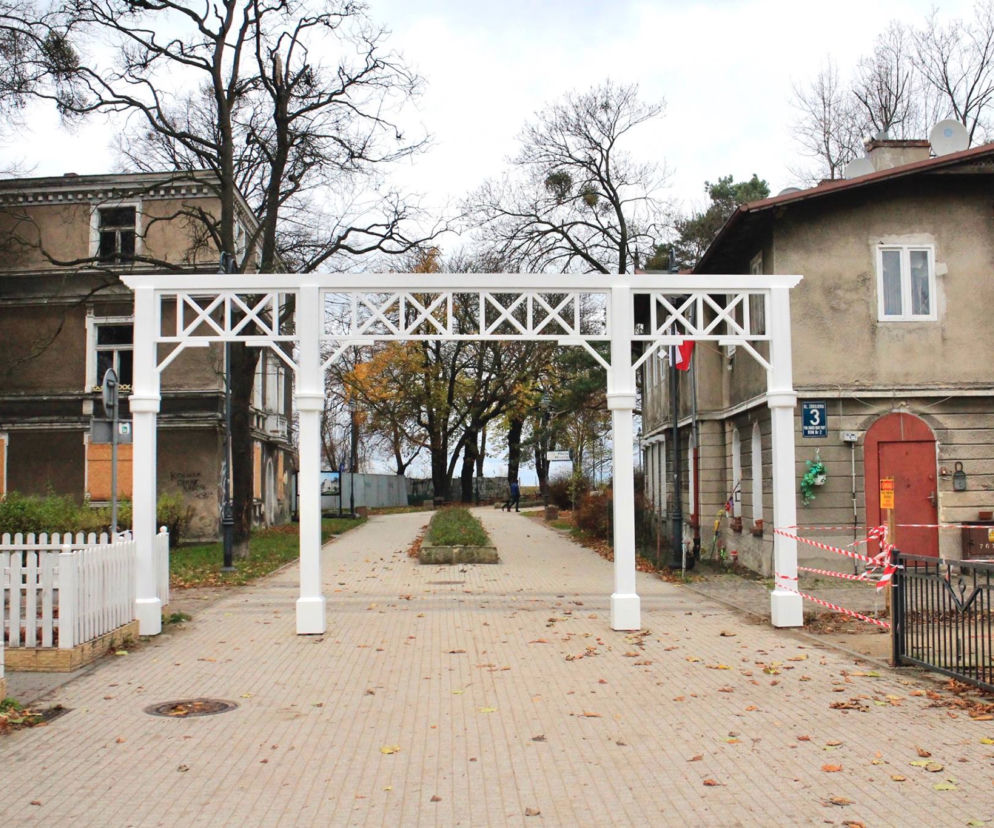 Nowa brama do parku, a także pergola zostały polamowane na biało. Teraz wręcz pachną świeżością.