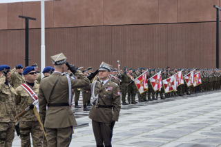 „Budowaliśmy samolot w trakcie lotu z pożarem”. Generał Molenda przechodzi do NATO