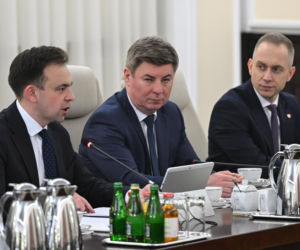 Specjalne posiedzenie rządu. Tusk tnie ceny paliw. Radykalne obniżki podatków