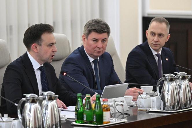 Specjalne posiedzenie rządu. Tusk tnie ceny paliw. Radykalne obniżki podatków