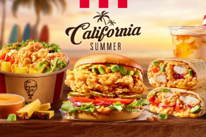 Dania z menu KFC California Summer na tle plaży. O letnich nowościach w KFC przeczytasz na SE.