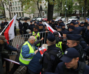 Przepychanki przed Trybunałem Konstytucyjnym. Interweniowała policja, w tłumie znane twarze