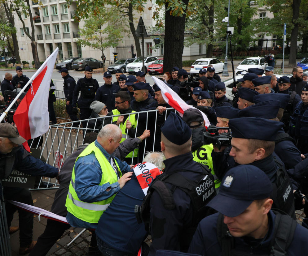 Policjanci odpychają protestujących przy barierkach pod Trybunałem Konstytucyjnym. O zajściu przeczytasz w serwisie Eska.