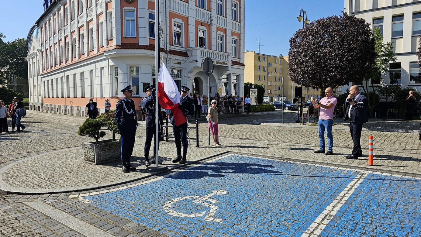 Nadanie sztandaru dla KPP w Świdwinie