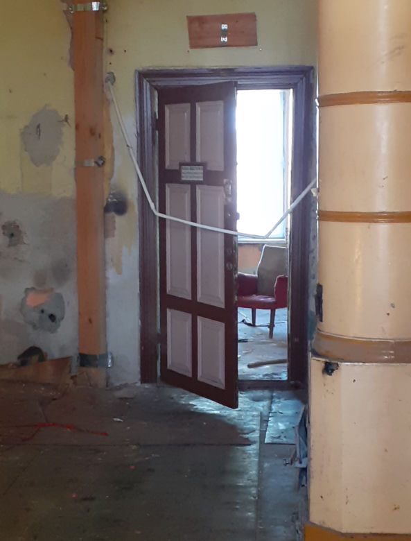 Poczekalnia na dworcu kolejowym Sątopy-Samulewo jak z horroru [ZDJĘCIA]