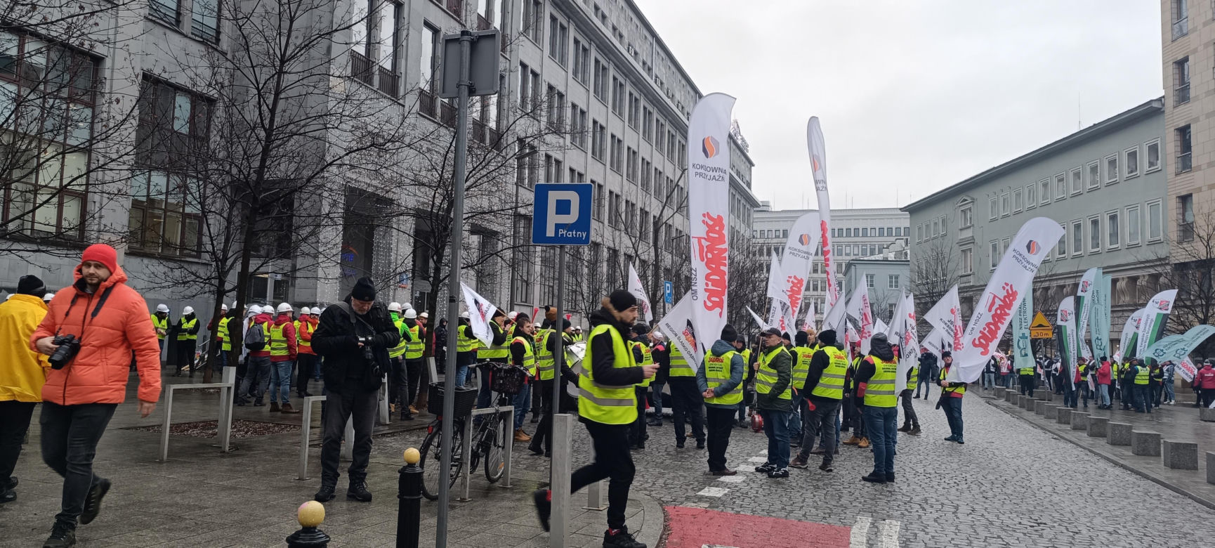 Komunikacyjny chaos w Warszawie. Autobusy i tramwaje stanęły. Na objazdach ponad 20 linii