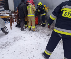 Krobia: Pożar samochodu w garażu! Dwie osoby poszkodowane [ZDJĘCIA] 