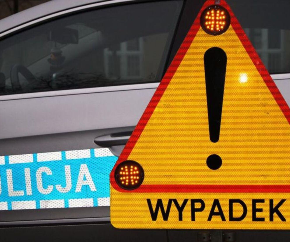 Tablica ostrzegawcza z napisem Wypadek na tle radiowozu. O tragedii na trasie S8 przeczytasz na SE Łódź.