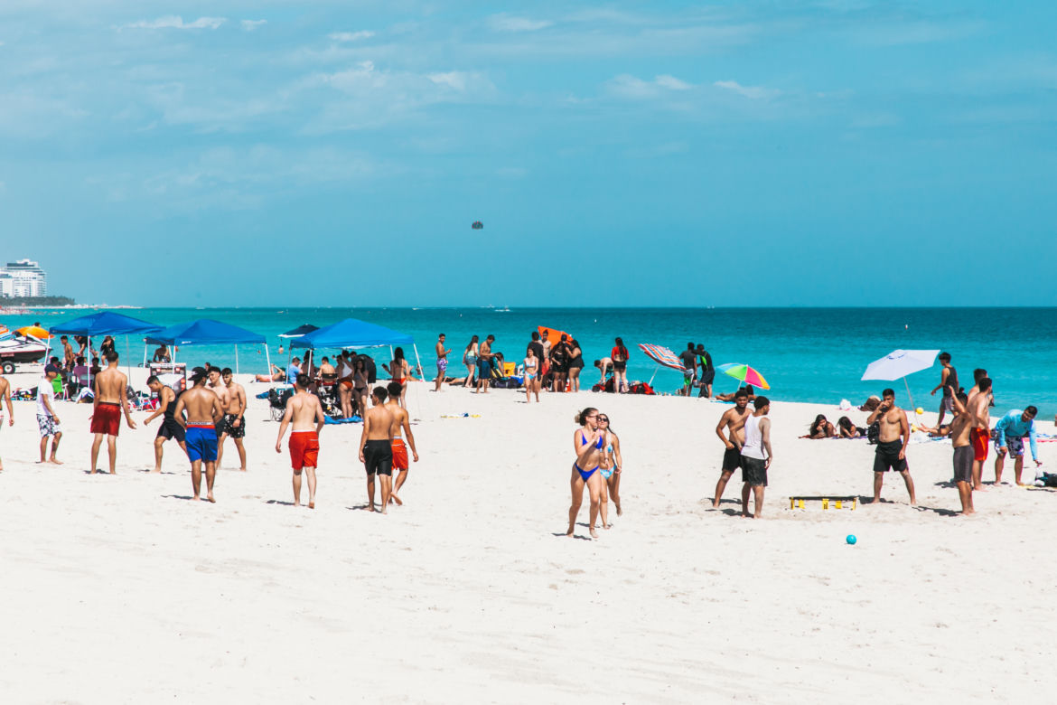 Głośne słuchanie muzyki na plaży. Kiedy lepiej zostawić przenośne głośniki w domu?