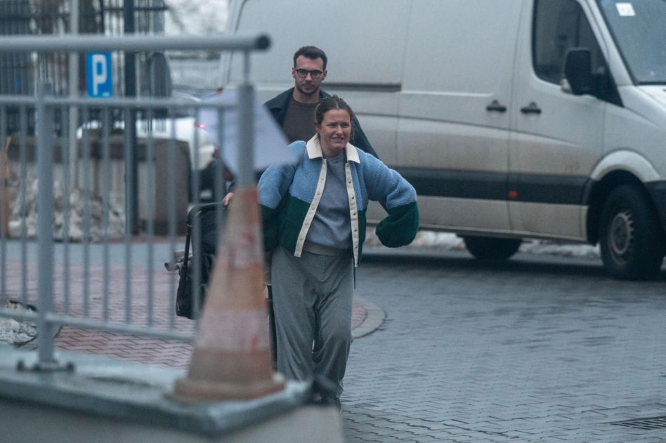 Olga Frycz wychodzi z dzieckiem ze szpitala