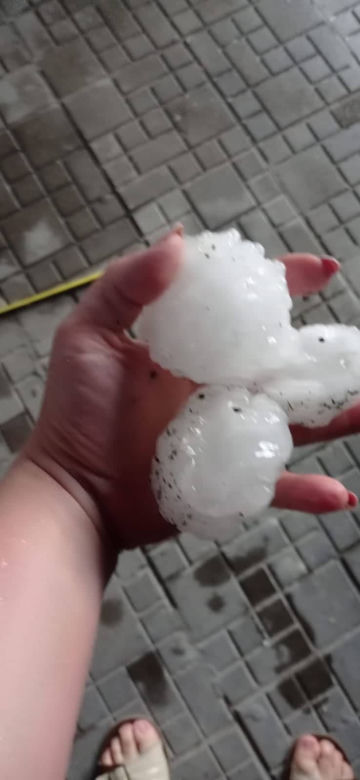 Potężna nawałnica przeszła tej nocy nad województwem śląskim. Bilans strat to uszkodzone dachy, samochody i zalana izba przyjęć szpitala [ZDJĘCIA]