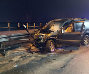 Wypadek w Iławie. 22-letni kierowca ROZBIŁ MERCEDESA. O mały włos nie zginął [ZDJĘCIA]