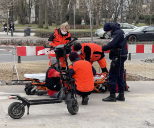 Staranował hulajnogę, uciekł i wrócił. Wypadek w samym centrum Warszawy 