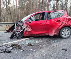 Koszmarny wypadek. Osobówka wjechała w cysternę. Do rana usuwano skutki tego zderzenia