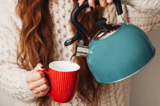 Po jakie napoje sięga młodzież? Woda mineralna jest wybierana chętniej, niż słodkie napoje gazowane, ale najczęściej pije się… herbatę