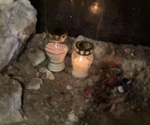 Zginął mały chłopiec. W miejscu tragedii zapłonęły znicze. Warszawa wstrząśnięta wypadkiem na Grochowskiej