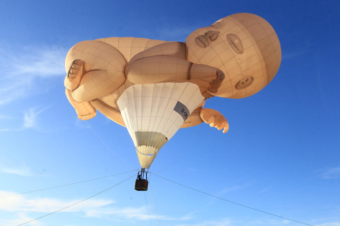 Wielki balon w kształcie dziecka w Warszawie