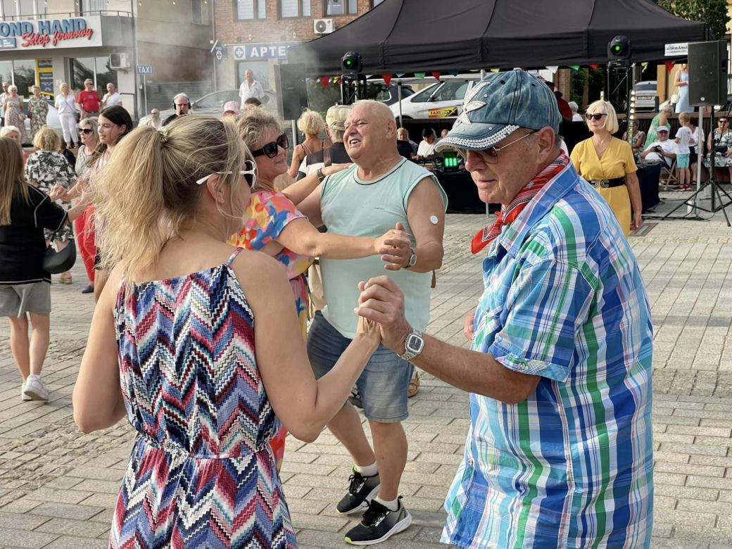 POTAŃCÓWKA NA RYNKU. Tak bawią się mieszkańcy Starachowic