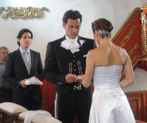 Nieposkromiona miłość (Amor bravio). Ślub Camili (Silvia Navarro) i Daniela (Cristian de la Fuente)