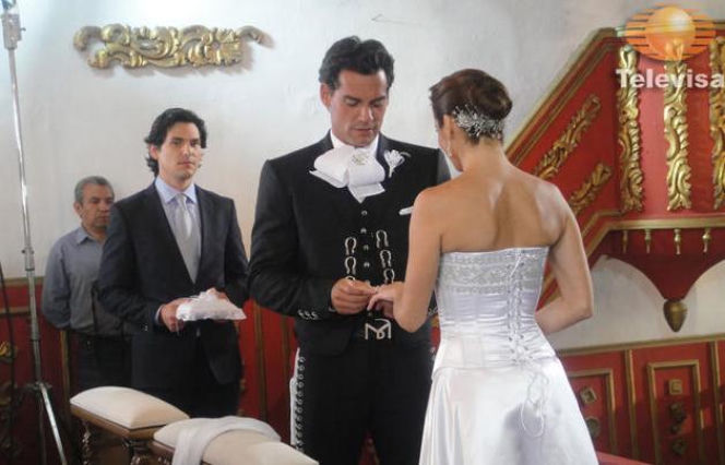 Nieposkromiona miłość (Amor bravio). Ślub Camili (Silvia Navarro) i Daniela (Cristian de la Fuente)