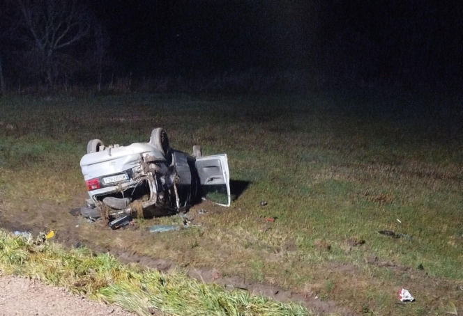 Pijany 32-latek z Siedlec dachował w Chotyczach. Policja znalazła przy nim narkotyki