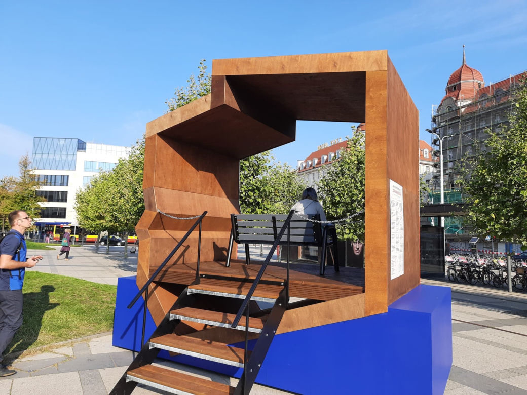 Instalacja stanęła przed Dworem Głównym PKP