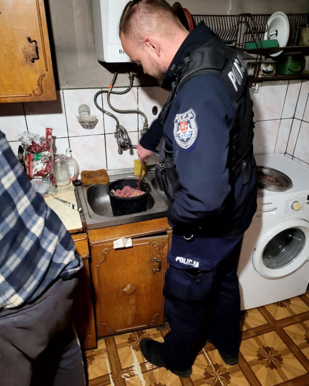 Pan Adam stracił wzrok po śmierci żony. Niespodziewanie zapukali do niego policjanci