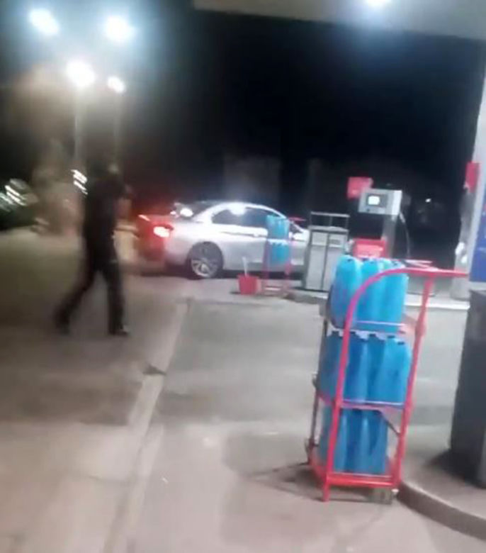 Wjechała w stację benzynową