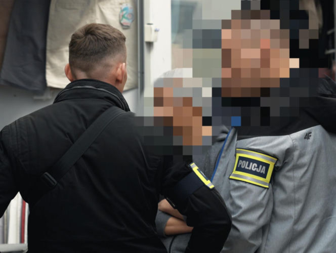 9 osób zatrzymanych, w tym 6, wobec których wszczęto procedurę wydalenia z Polski - to bilans akcji policji w centrum handlowym w Wólce Kosowskiej