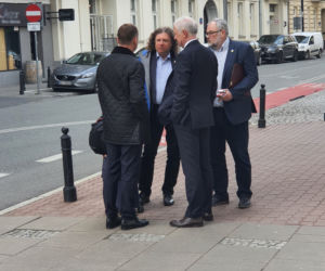 Marszałek Grodzki buszuje między półkami w sklepie