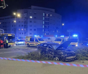 Rozpędzonym audi wjechał w autobus. Zdjęcia szokują