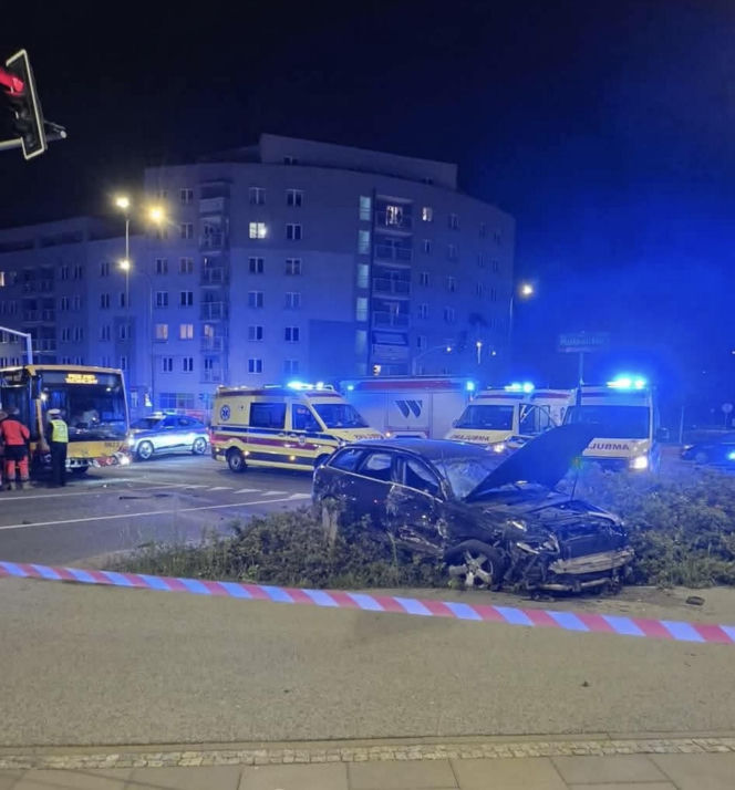 Rozpędzonym audi wjechał w autobus. Zdjęcia szokują