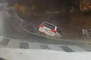 Kierowca Toyoty otarł się o śmierć! Niebezpieczny manewr zakończył w przydrożnym rowie - WIDEO