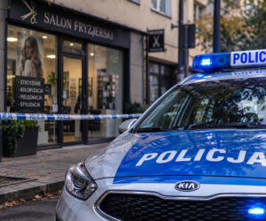 Nożownik zaatakował w zakładzie fryzjerskim! Policjanci strzelali. Teraz ujawniają nowe fakty