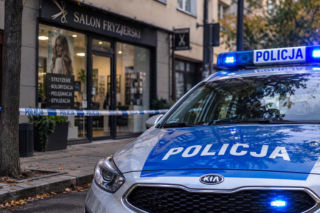 Nożownik zaatakował w zakładzie fryzjerskim! Policjanci strzelali. Teraz ujawniają nowe fakty