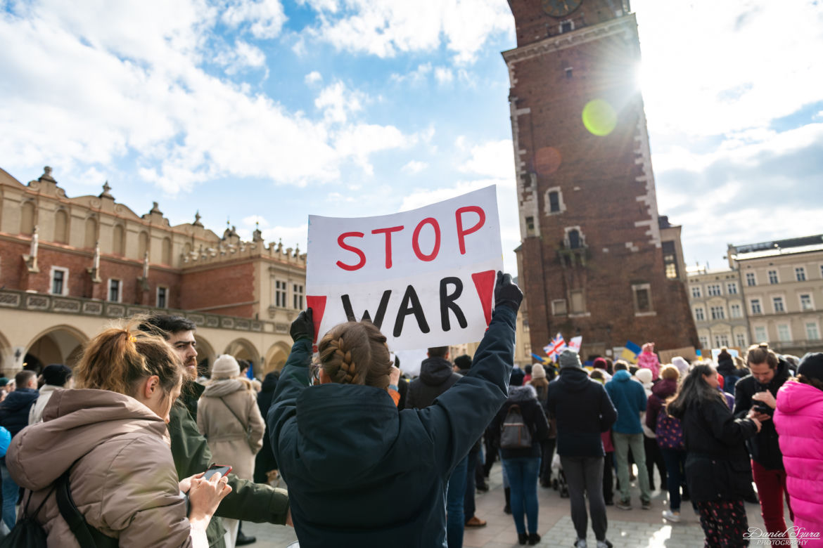 Kraków solidarny z Ukrainą! Wielka manifestacja na Rynku Głównym [ZDJĘCIA]