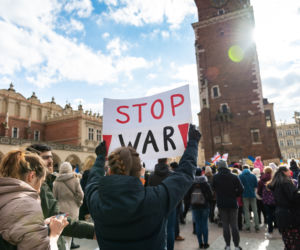 Kraków solidarny z Ukrainą! Wielka manifestacja na Rynku Głównym [ZDJĘCIA]
