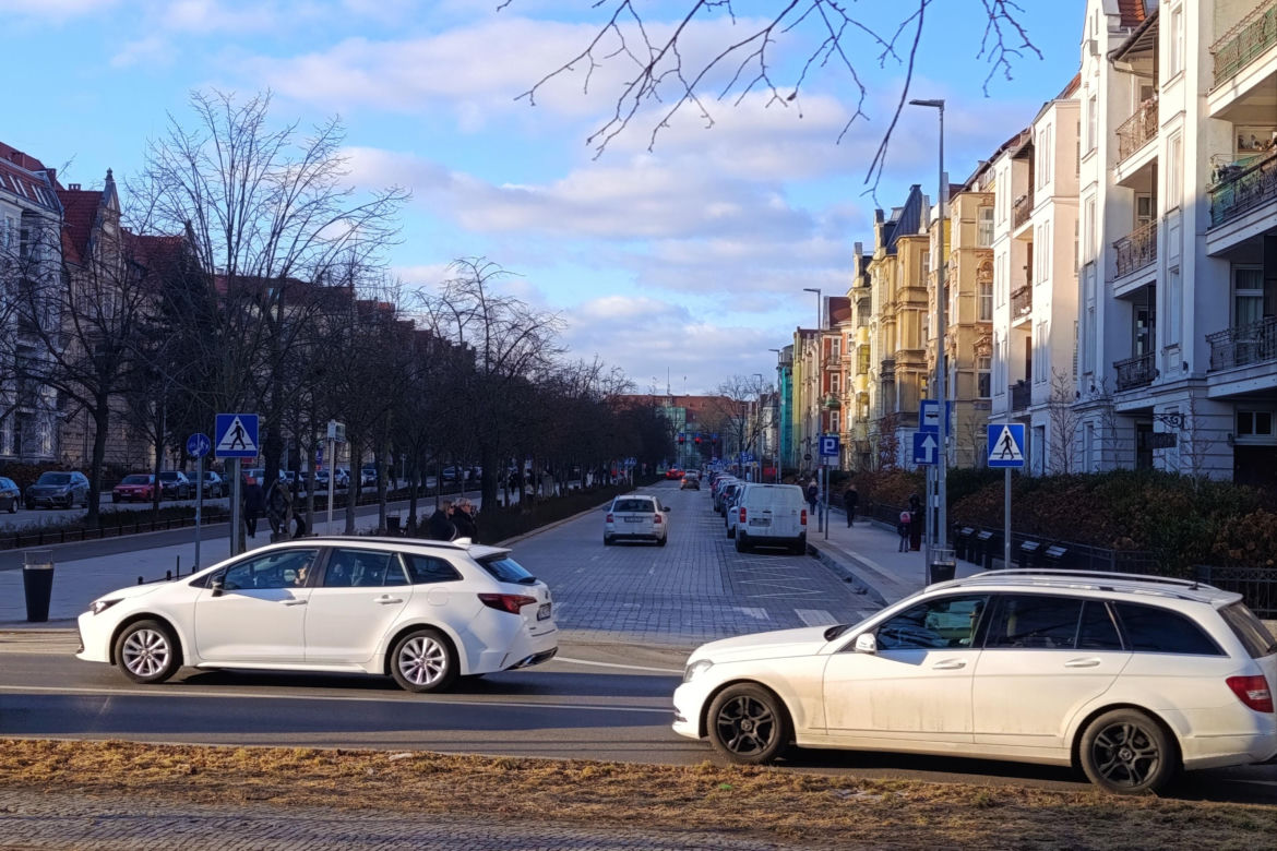 Zniszczony bruk na Al. Jana Pawła II w Sczecinie