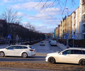 Zniszczony bruk na Al. Jana Pawła II w Sczecinie