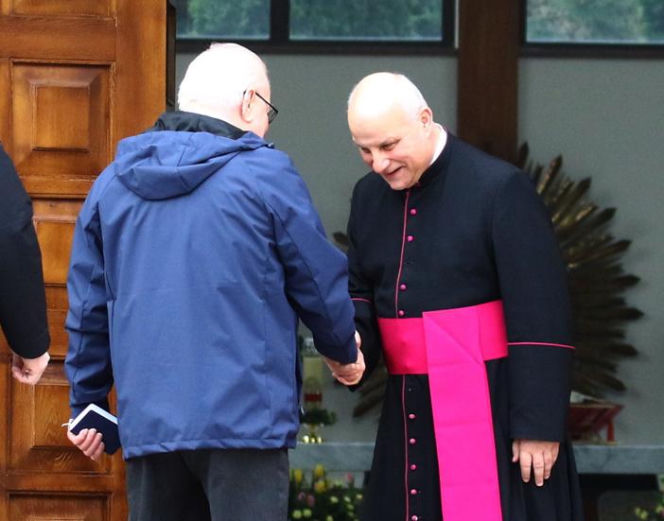 Wiosenny Lech Wałęsa na wielkanocnej mszy