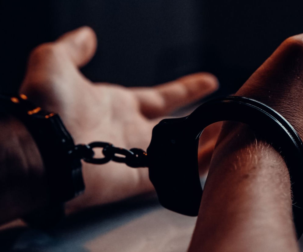Napadli na kierowcę świadczącego usługi przewozowe. Ranili go nożem i zabrali pieniądze! 