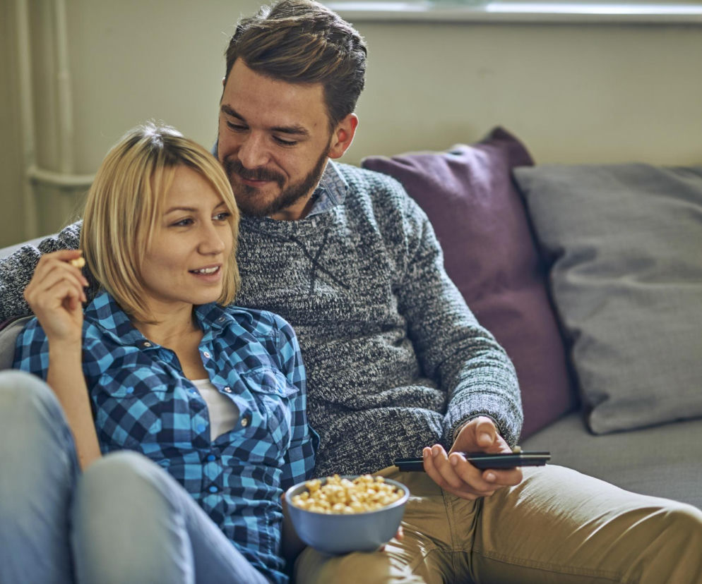 Zasypiacie przed serialem? Te pomysły przywrócą iskrę w związku