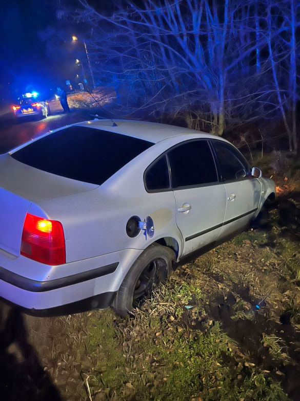 45-latek staranował radiowóz, potem ruszył na policjanta
