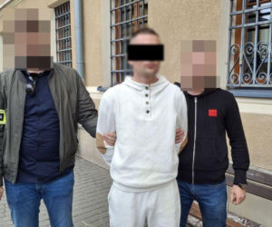 Zostawił auto na skrzyżowaniu i poszedł boso po paliwo