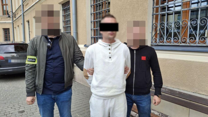 Zostawił auto na skrzyżowaniu, a potem boso ukradł benzynę ze stacji