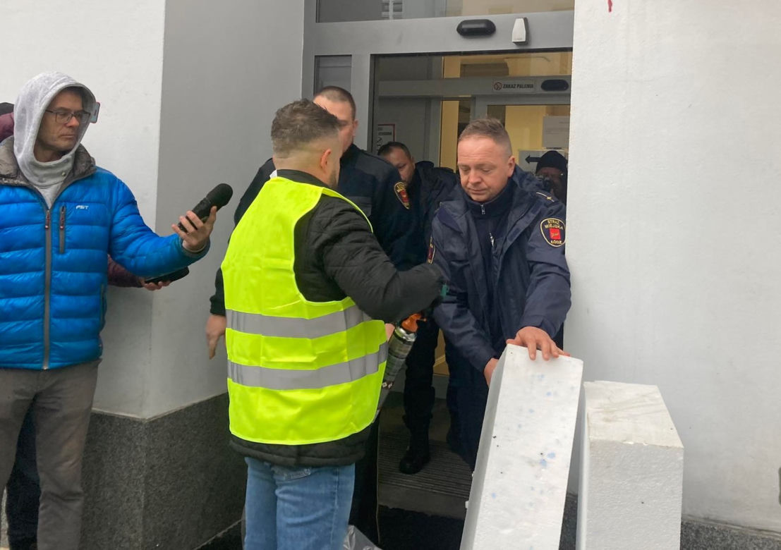 Radny próbował zamurować wejście do Urzędu Miasta Łodzi