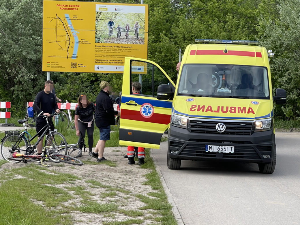Czołowe zderzenie rowerzystów w Warszawie. Cyklista trafił do szpitala