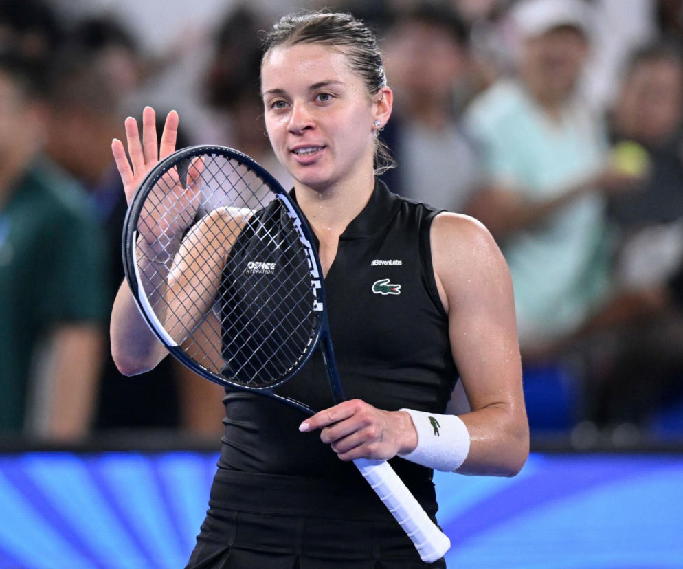Uśmiechnięta Maja Chwalińska z rakietą macha do kibiców. O jej finale w Wuhan przeczytasz na SE Supersport.